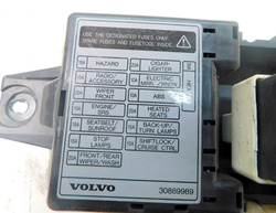 VOLVO V40 S40 1.9D 02r SKRZYNKA BEZPIECZNIKÓW 30889989