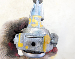 SKODA OCTAVIA II 2005r KLAMKA LEWY PRZÓD SREBRNA LA7W  