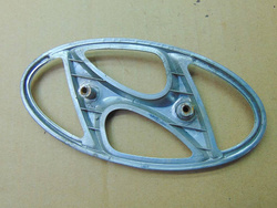 HYUNDAI SANTA FE I 05r EMBLEMAT LOGO ZNACZEK PRZÓD