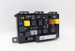 OPEL ASTRA H III  1.4 90KM 09 GTC SKRZYNKA BEZPIECZNIKÓW MODUŁ BSI 13268301