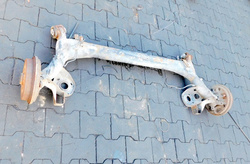 VW POLO III 1.4B 01r BELKA ZAWIESZENIA TYŁ BĘBNY