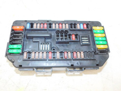 BMW F20 120i 18r LCI SKRZYNKA BEZPIECZNIKÓW 9389068