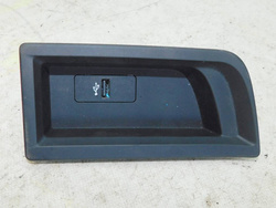 BMW F20 120i 18r 5D GNIAZDO PORT USB PODŁOKIETNIKA 