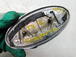 KIA SORENTO I 2009r EMBLEMAT LOGO TYŁ