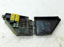 LR FREELANDER I 03r 2.0TD4 SKRZYNKA BEZPIECZNIKÓW YQE000271