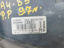 AUDI A4 B5 1.6 94-01 LAMPA REFLEKTOR PRAWY PRZÓD PRZEDLIFT H7 8D0941030 