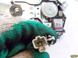 TOYOTA PREVIA II 2004r - PODNOŚNIK SZYBY PRAWY TYŁ