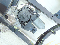 AUDI A6 C5 2.8 98r PODNOŚNIK SZYBY TYŁ LEWY