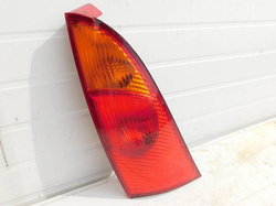 FORD FOCUS Mk1 1.4 2002r HB LAMPA LEWY TYŁ