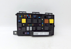 OPEL ASTRA H III  1.4 90KM 09 GTC SKRZYNKA BEZPIECZNIKÓW MODUŁ BSI 13268301