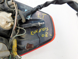 RENAULT KOLEOS I 2.0D 09r LAMPA LEWY TYŁ W BŁOTNIK 26555JY00