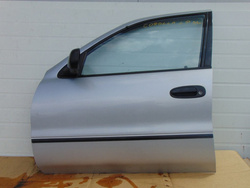 TOYOTA COROLLA E10 DRZWI LEWY PRZÓD ELE LIFTBACK