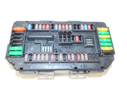 BMW F20 120i 18r LCI SKRZYNKA BEZPIECZNIKÓW 9389068