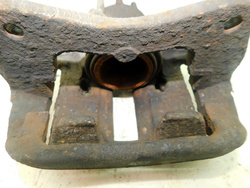 VOLVO V40 S40 1.9D 02r ZACISK HAMULCOWY PRAWY PRZÓD 