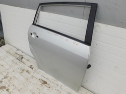 TOYOTA COROLLA VERSO E120 2.0D 2005r DRZWI PRAWY TYŁ LAKIER 1C0