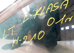 MERCEDES W210 LIFT KOMBI 2.7 01r SZYBA LEWY TYŁ 