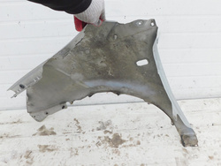 TOYOTA COROLLA VERSO E120 2.0D 2005r BŁOTNIK PRAWY PRZÓD LAKIER 1C0