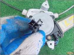 NISSAN MAXIMA QX 98r - PODNOŚNIK SZYBY LEWY TYŁ