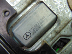 MERCEDES C W203 02r PODNOŚNIK SZYBY PRZÓD PRAWY