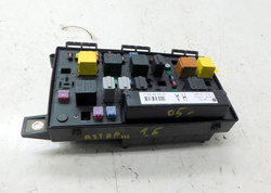 OPEL ASTRA H III 1.6 04r SKRZYNKA BEZPIECZNIKÓW 13206753