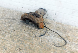 MERCEDES ECONIC 957.661 03r ZACISK HAMULCOWY LEWY PRZÓD 