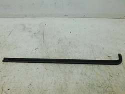 VW GOLF II MK2 83-92 5D LISTWA USZCZELKA ZGARNIAJĄCA SZYBY PRAWA PRZÓD