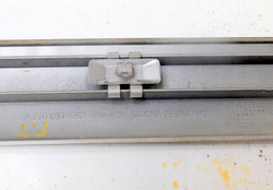 MERCEDES W210 LIFT SEDAN 2.2 CDI 01r LISTWA DRZWI PRAWY TYŁ A2106909262