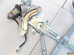 TOYOTA PREVIA II 2004r - PODNOŚNIK SZYBY PRAWY TYŁ