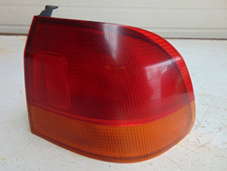 HONDA CIVIC VI 1.4I S 00r LIFT SED LAMPA PRAWY TYŁ