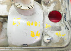 AUDI 80 B4 2.0 93r LAMPA LEWA TYŁ W KLAPĘ SEDAN 
