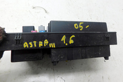 OPEL ASTRA H III 1.6 04r SKRZYNKA BEZPIECZNIKÓW 13206753