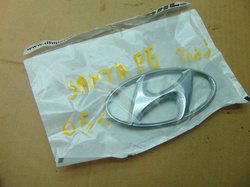 HYUNDAI SANTA FE I 05r EMBLEMAT LOGO ZNACZEK PRZÓD