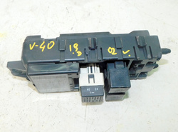 VOLVO V40 S40 1.9D 02r SKRZYNKA BEZPIECZNIKÓW 30889989