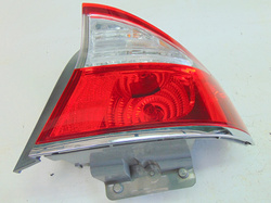 SUBARU LEGACY IV 08r LAMPA TYŁ PRAWY SEDAN