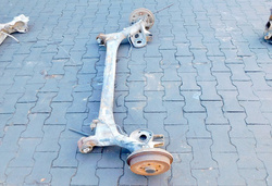 VW POLO III 1.4B 01r BELKA ZAWIESZENIA TYŁ BĘBNY