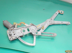 MERCEDES C klasa 97r KOMBI PODNOŚNIK LEWY PRZÓD