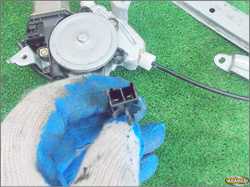 NISSAN MAXIMA QX 98r - PODNOŚNIK SZYBY PRAWY TYŁ