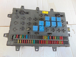 RENAULT MAGNUM 440 03r SKRZYNKA BEZPIECZNIKÓW