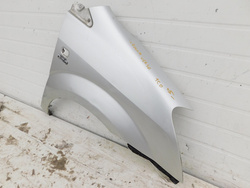 TOYOTA COROLLA VERSO E120 2.0D 2005r BŁOTNIK PRAWY PRZÓD LAKIER 1C0