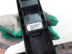 DISCOVERY III L319  PRZEŁĄCZNIK SZYBY PRZÓD PRAWY