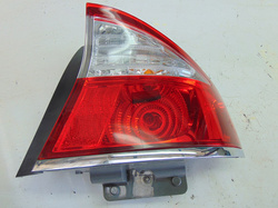 SUBARU LEGACY IV 08r LAMPA TYŁ PRAWY SEDAN