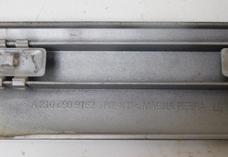MERCEDES W210 LIFT SEDAN 2.2 CDI 01r LISTWA DRZWI LEWY TYŁ A2106909162