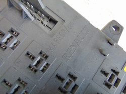 RENAULT MAGNUM 440 03r SKRZYNKA BEZPIECZNIKÓW