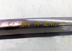 MERCEDES W210 LIFT KOMBI 2.7 01r LISTWA ZGARNIAJĄCA PRAWY PRZÓD