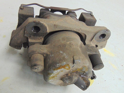 BMW E39 520 SEDAN 96r ZACISK PRAWY PRZÓD