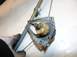 MERCEDES W124 SEDAN - PODNOŚNIK MANUALNY PRAWY TYŁ