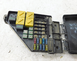 LR FREELANDER I 03r 2.0TD4 SKRZYNKA BEZPIECZNIKÓW YQE000271