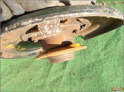 VOLVO V70 S70 2.4B 01r PIASTA LEWY TYŁ