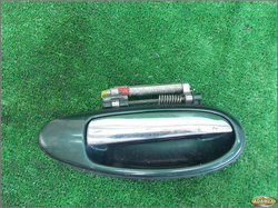 NISSAN MAXIMA QX 98r - KLAMKA ZEWNĘTRZNA PRAWA TYŁ