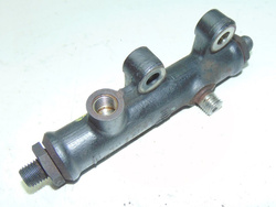 JAGUAR XF 2.7D 08r LISTWA WTRYSKOWA 